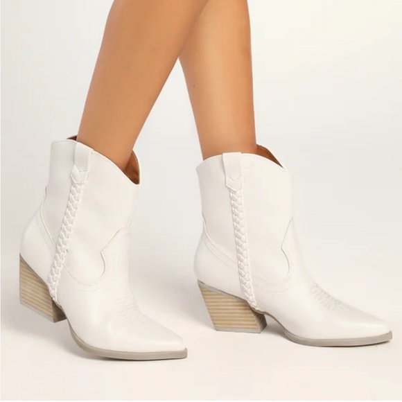 Dolce Vita Shoes - Dolce Vita Karyn White Pointed-Toe Western Booties Size 9
